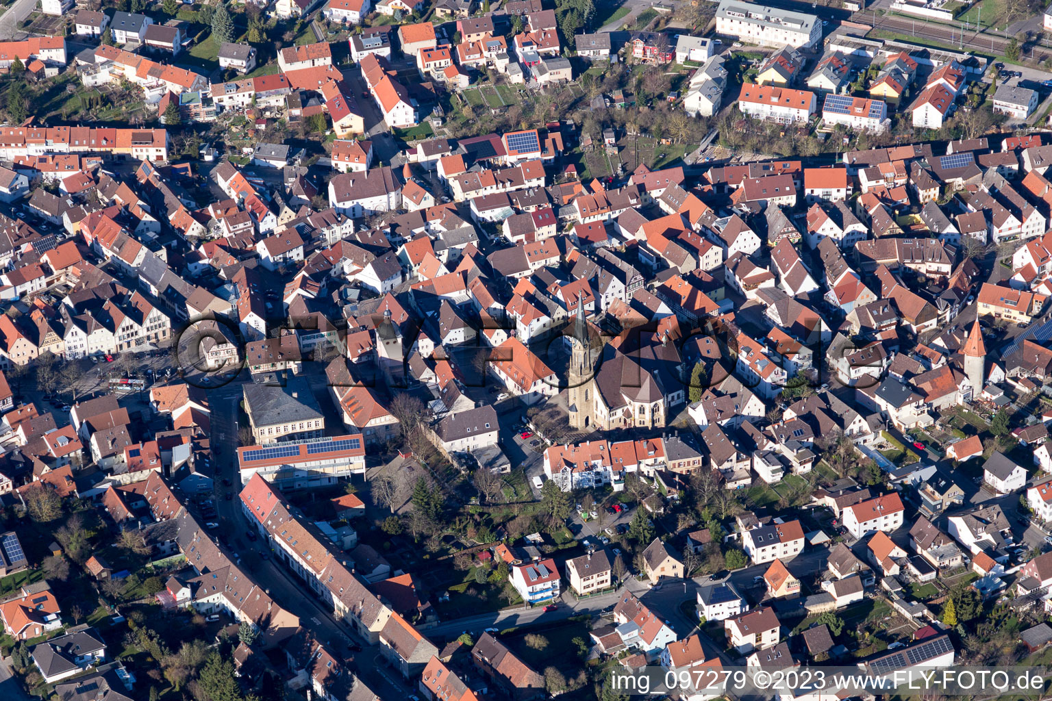 Vue aérienne de Chapelle Saint-Martin dans le centre historique de la ville à le quartier Heidelsheim in Bruchsal dans le département Bade-Wurtemberg, Allemagne