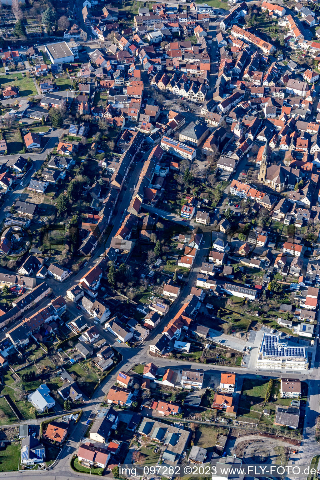 Vue aérienne de Rue Bretten à le quartier Heidelsheim in Bruchsal dans le département Bade-Wurtemberg, Allemagne