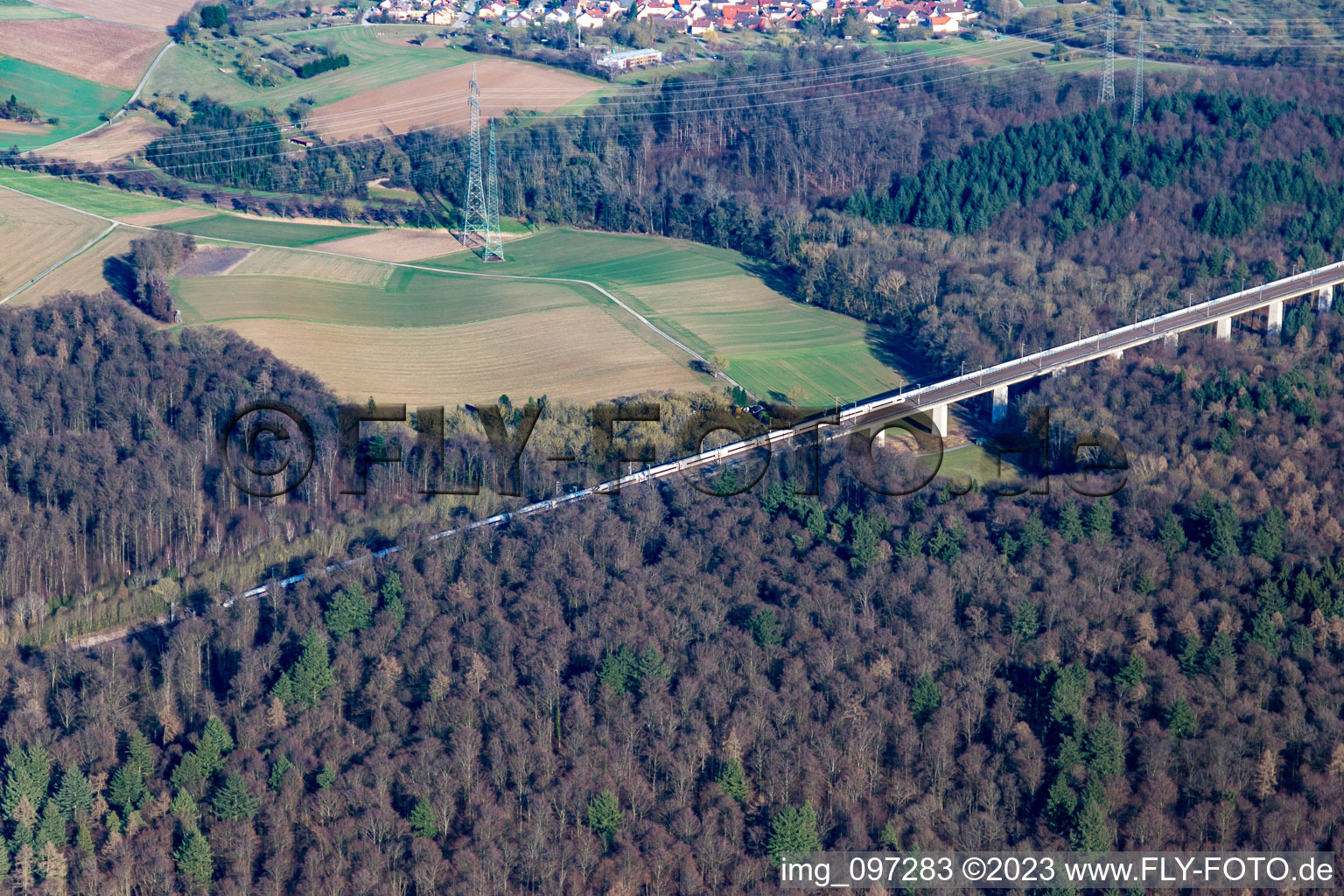 Vue aérienne de Itinéraire ICE à le quartier Oberacker in Kraichtal dans le département Bade-Wurtemberg, Allemagne