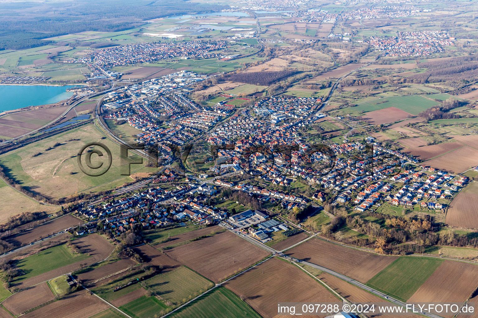 Vue aérienne de À Hardtsee à le quartier Ubstadt in Ubstadt-Weiher dans le département Bade-Wurtemberg, Allemagne