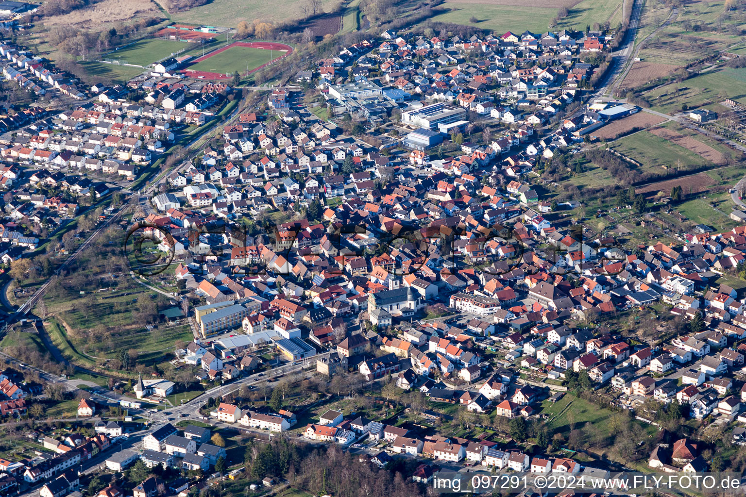 Vue aérienne de Vue des rues et des maisons des quartiers résidentiels à le quartier Ubstadt in Ubstadt-Weiher dans le département Bade-Wurtemberg, Allemagne