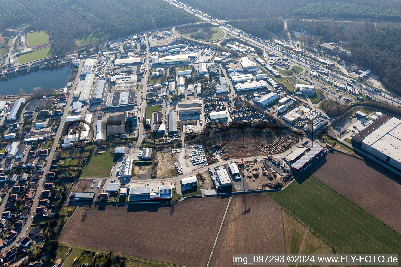 Vue aérienne de Zone industrielle à Forst dans le département Bade-Wurtemberg, Allemagne