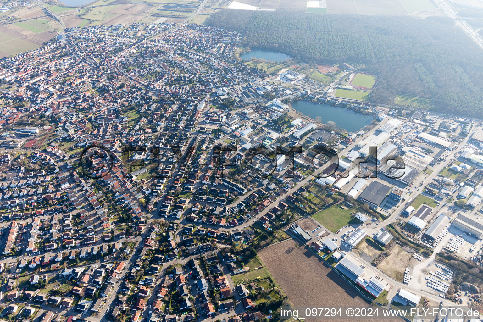 Forst dans le département Bade-Wurtemberg, Allemagne depuis l'avion