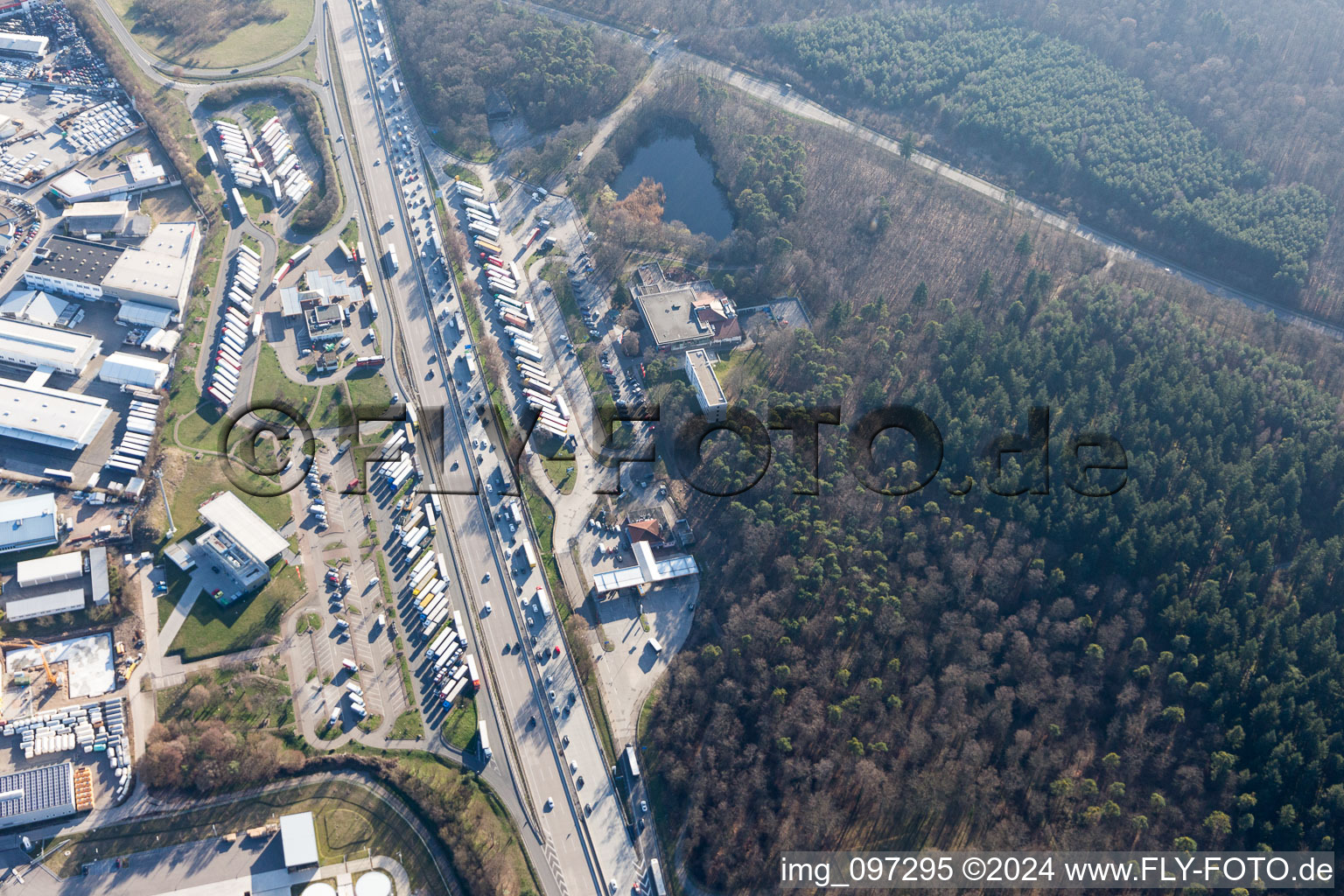 Vue aérienne de Station-service autoroutière de Bruchsal à Forst dans le département Bade-Wurtemberg, Allemagne