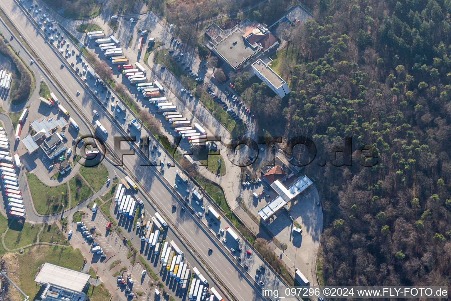 Vue aérienne de Station-service autoroutière de Bruchsal à Forst dans le département Bade-Wurtemberg, Allemagne