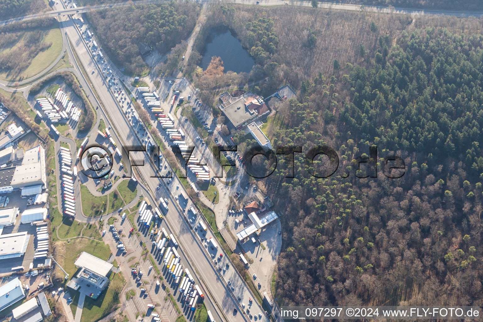 Photographie aérienne de Station-service autoroutière de Bruchsal à Forst dans le département Bade-Wurtemberg, Allemagne