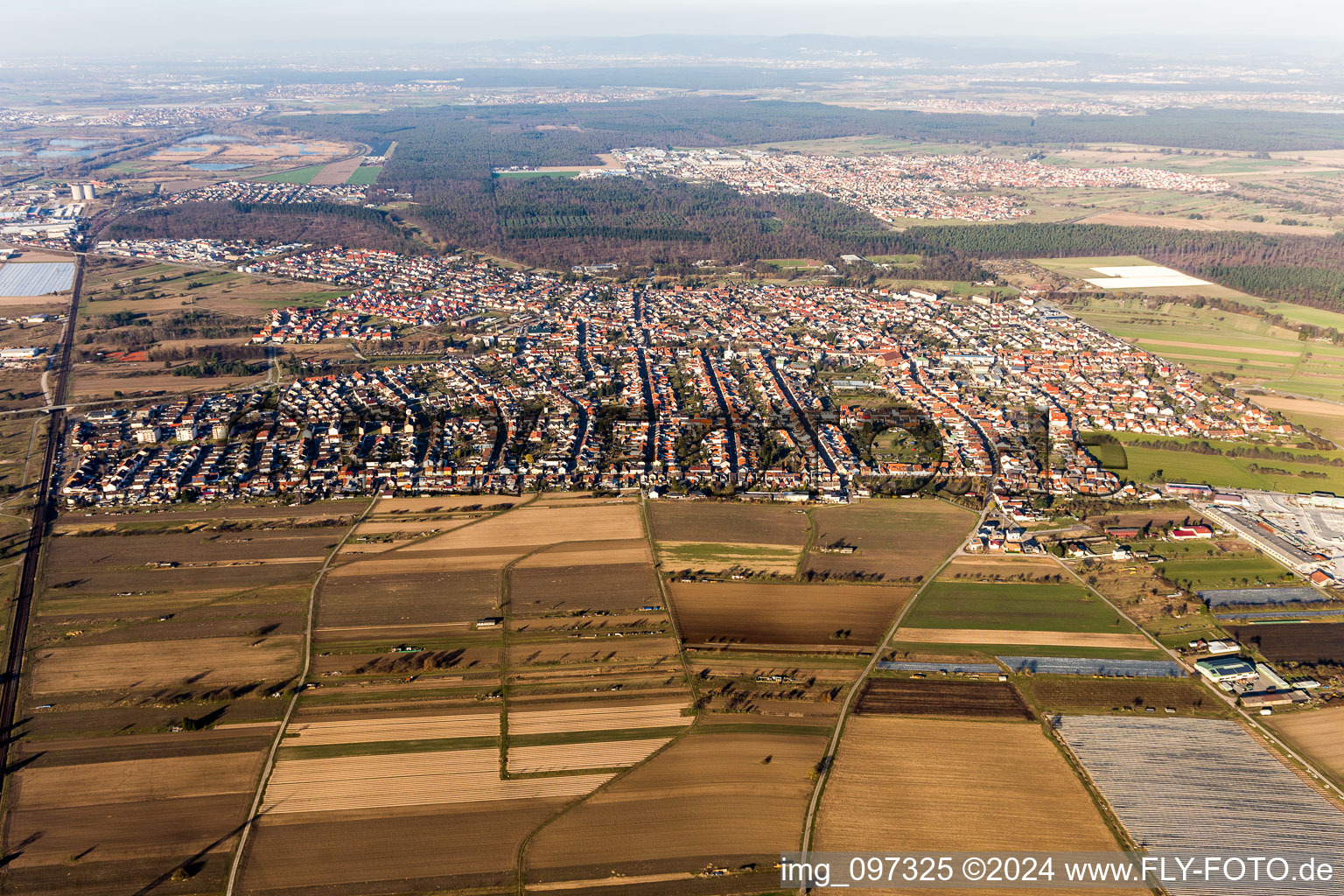 Vue aérienne de Du sud à le quartier Wiesental in Waghäusel dans le département Bade-Wurtemberg, Allemagne