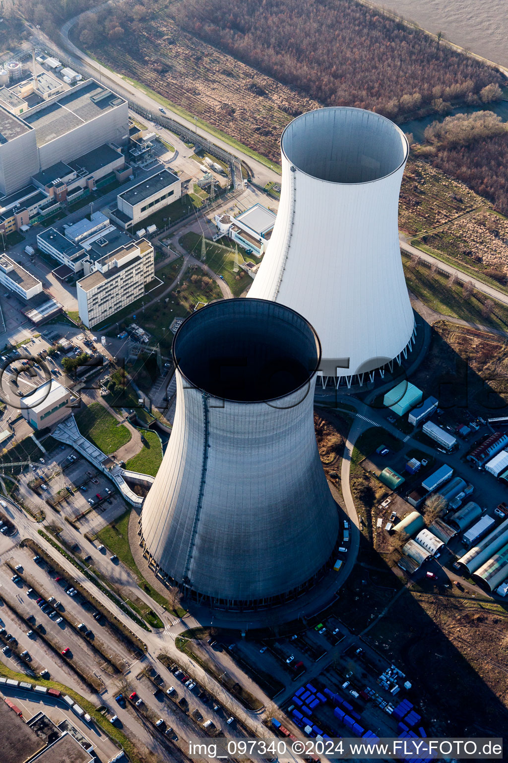 Vue aérienne de Blocs de réacteurs, structures et systèmes de tour de refroidissement de la centrale nucléaire - centrale nucléaire - centrale nucléaire d'EnBW Kernkraft GmbH, centrale nucléaire Philippsburg sur l'île de Rheinschanz à Philippsburg dans le département Bade-Wurtemberg, Allemagne