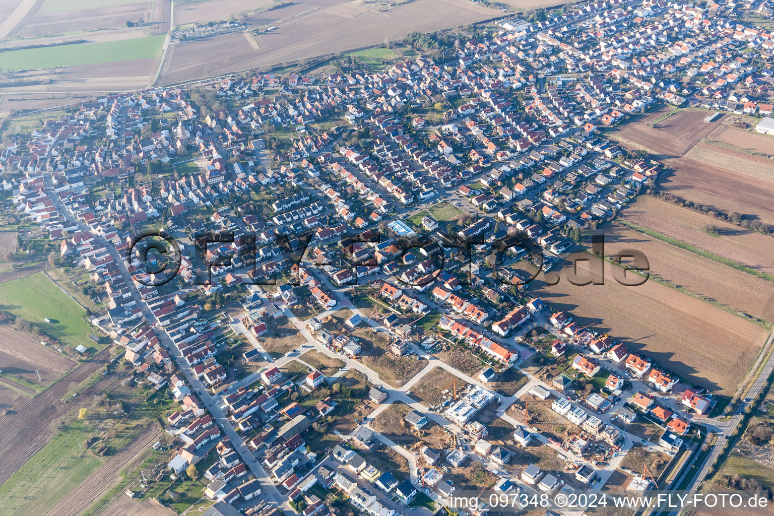 Nouvelle zone de développement sur Römerberg à le quartier Heiligenstein in Römerberg dans le département Rhénanie-Palatinat, Allemagne d'en haut