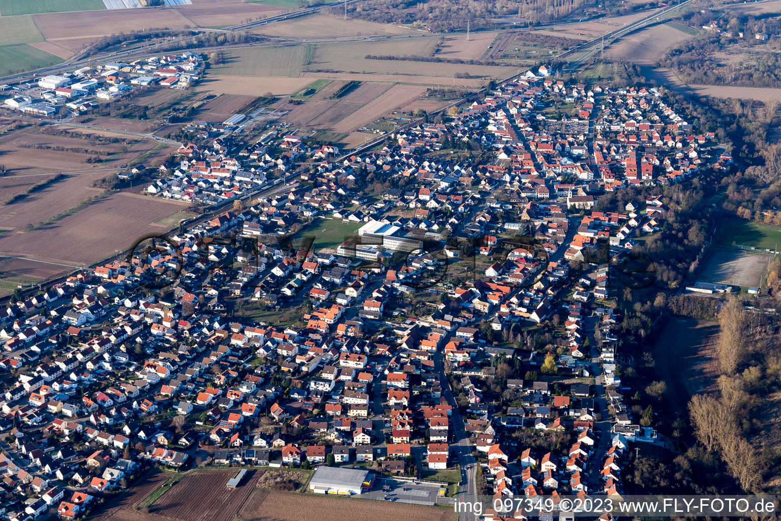 Vue aérienne de École primaire à le quartier Berghausen in Römerberg dans le département Rhénanie-Palatinat, Allemagne