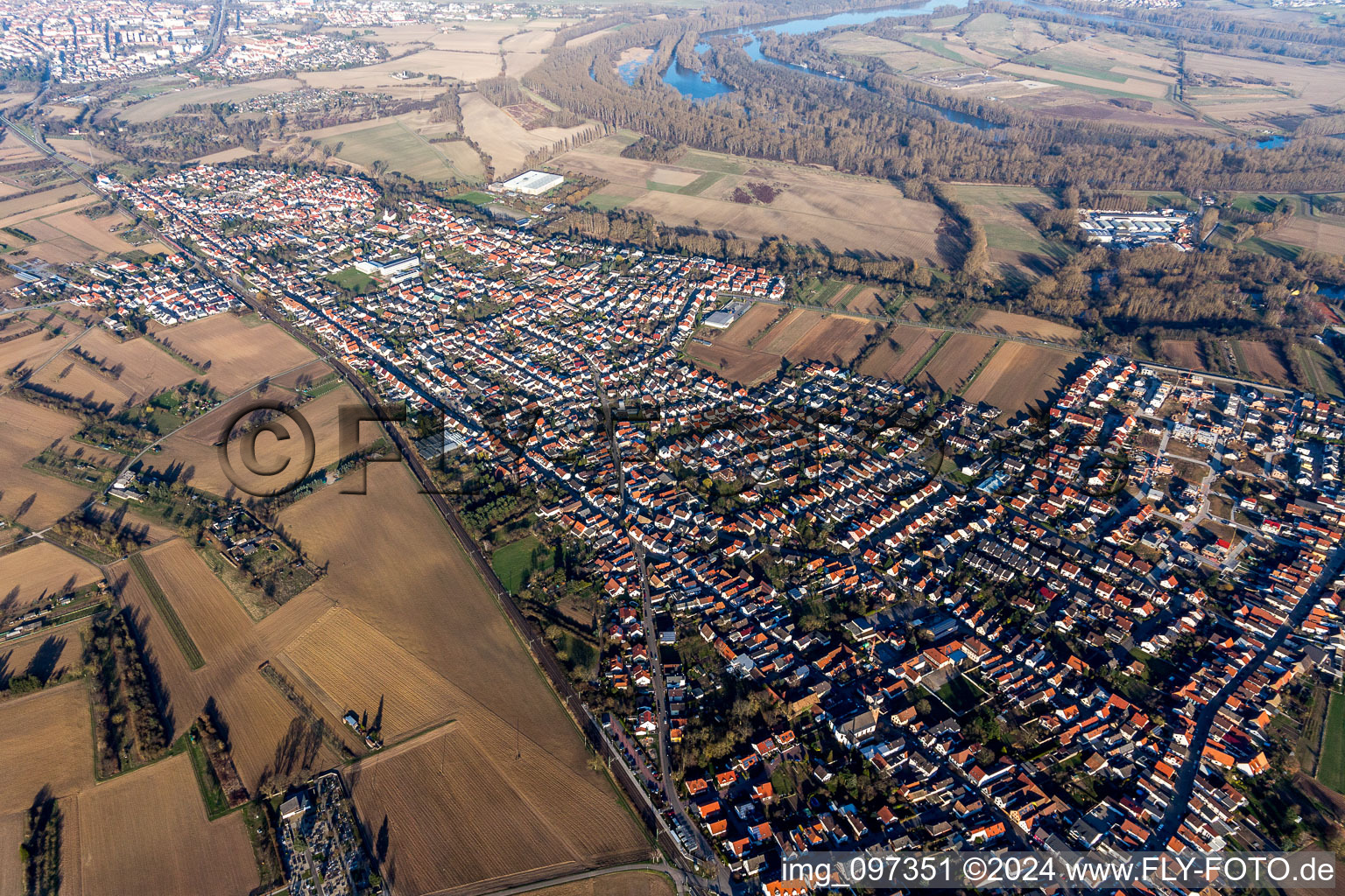 Quartier Berghausen in Römerberg dans le département Rhénanie-Palatinat, Allemagne d'en haut