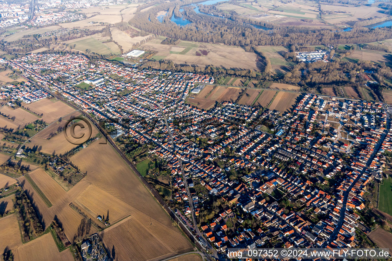 Vue aérienne de Vue des rues et des maisons des quartiers résidentiels à le quartier Berghausen in Römerberg dans le département Rhénanie-Palatinat, Allemagne