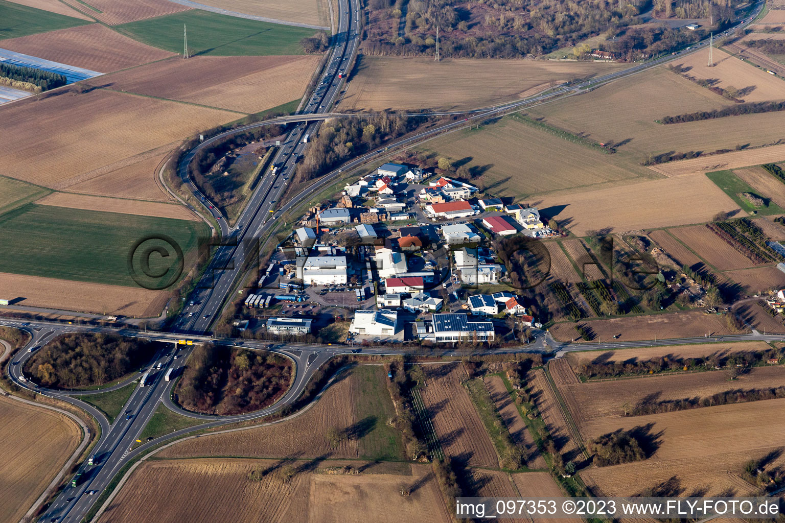 Vue aérienne de Zone industrielle de la Werkstrasse à le quartier Berghausen in Römerberg dans le département Rhénanie-Palatinat, Allemagne