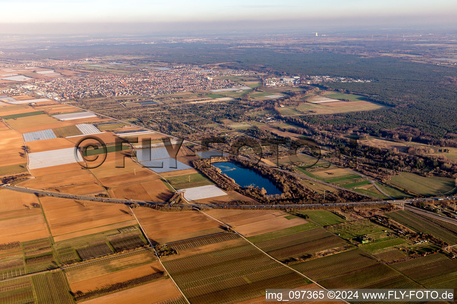 Haßloch dans le département Rhénanie-Palatinat, Allemagne depuis l'avion