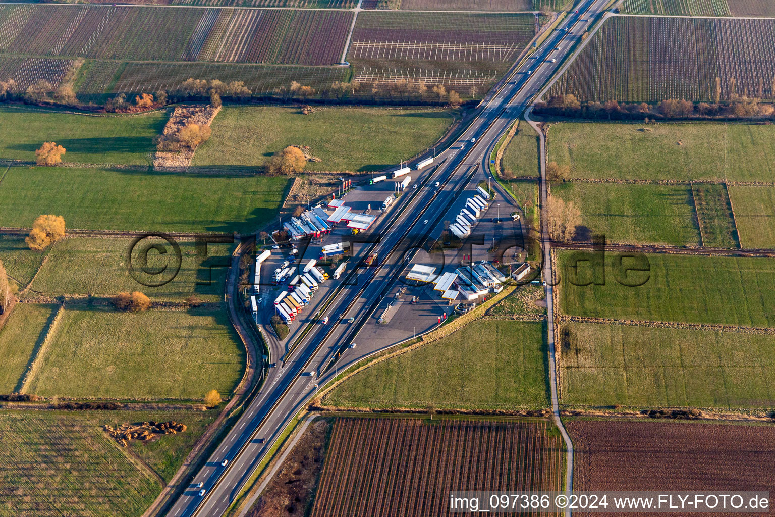 Vue aérienne de Aire d'autoroute sur l'axe de circulation et les directions du BAB 65 à Edesheim dans le département Rhénanie-Palatinat, Allemagne