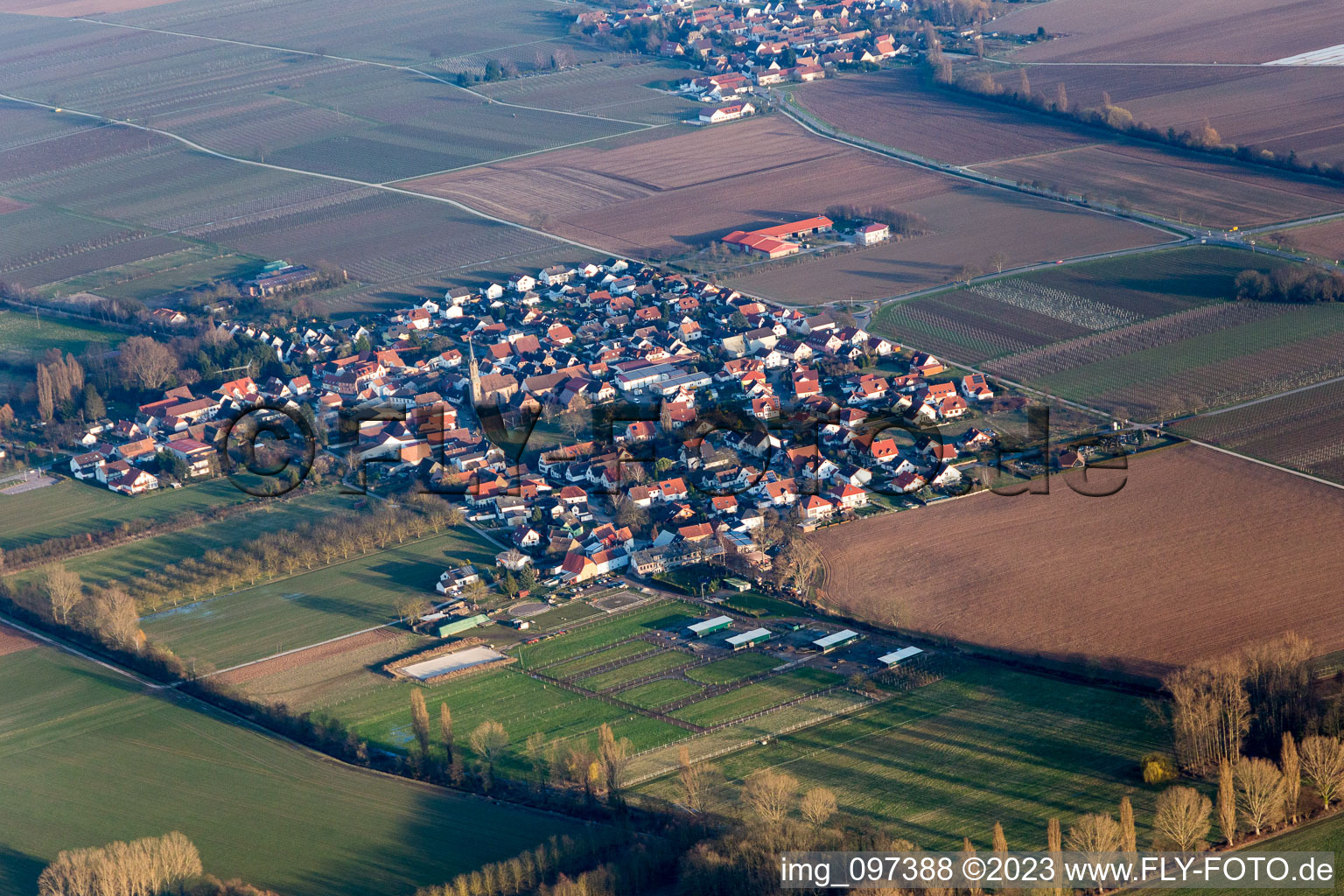 Edenkoben dans le département Rhénanie-Palatinat, Allemagne d'un drone