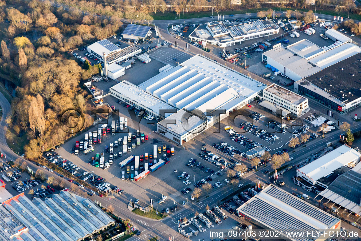 Zone industrielle du Nord à Landau in der Pfalz dans le département Rhénanie-Palatinat, Allemagne du point de vue du drone