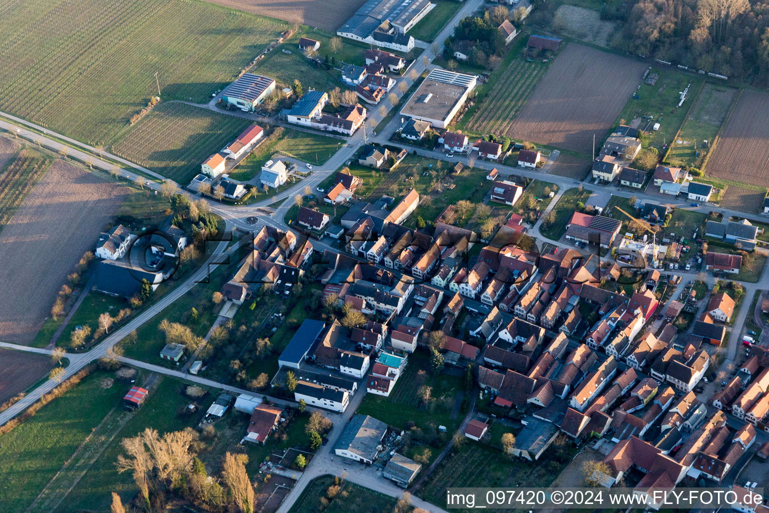 Quartier Heuchelheim in Heuchelheim-Klingen dans le département Rhénanie-Palatinat, Allemagne vue d'en haut