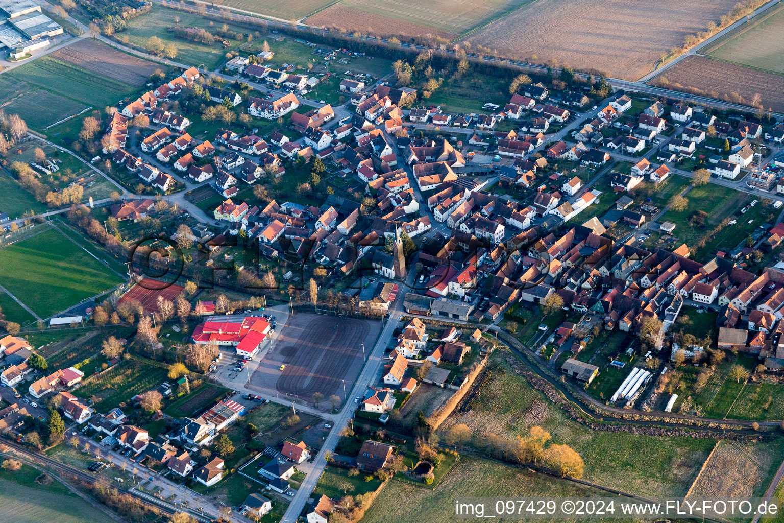 Vue oblique de Champ de foire à le quartier Drusweiler in Kapellen-Drusweiler dans le département Rhénanie-Palatinat, Allemagne