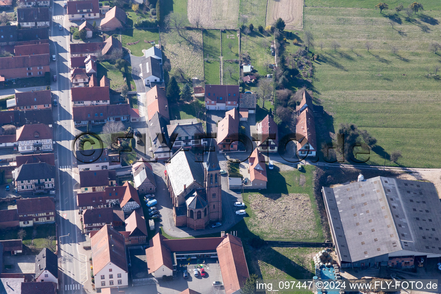 Vue aérienne de Bâtiment d'église au centre du village à Betschdorf dans le département Bas Rhin, France