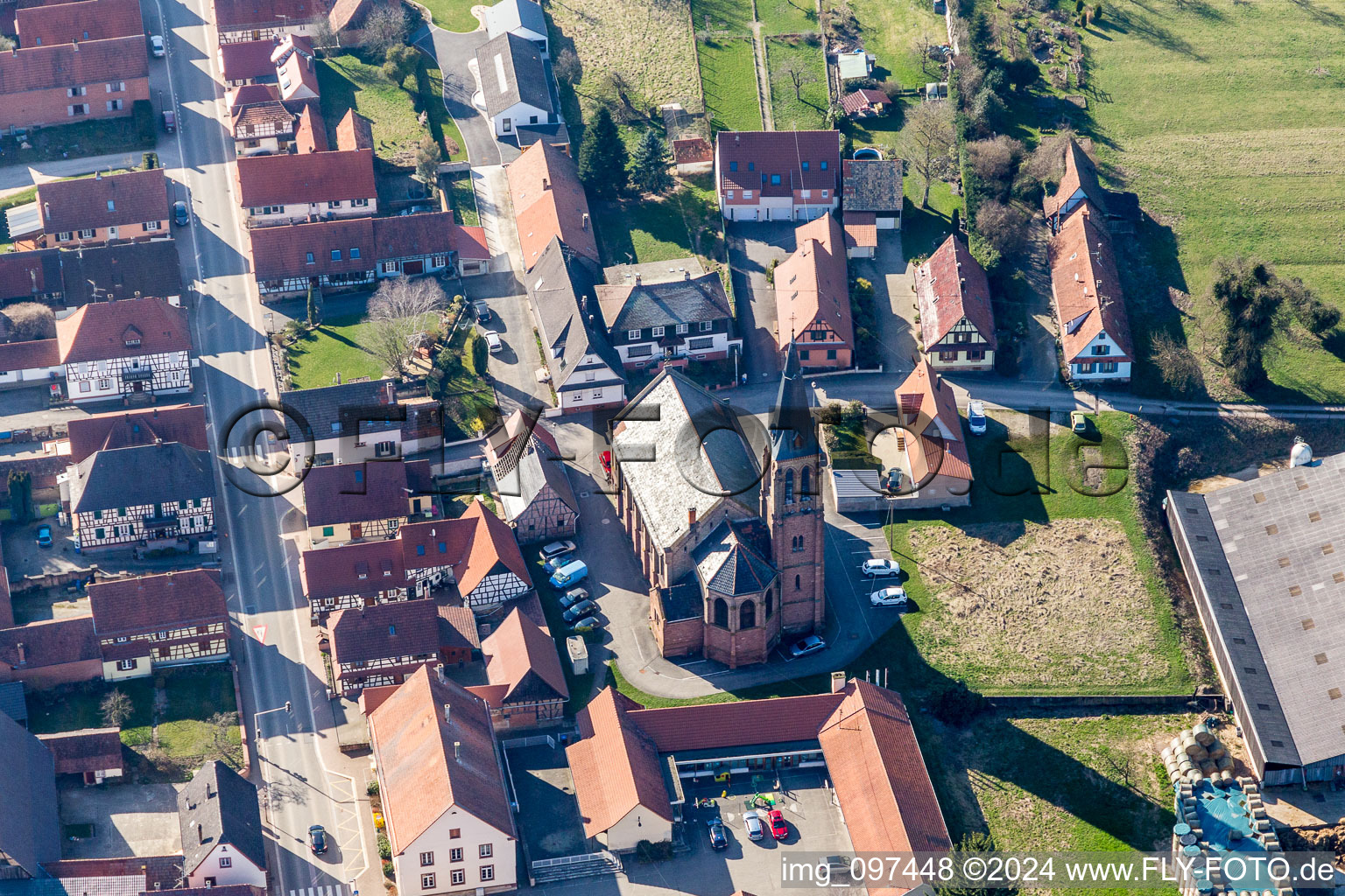 Vue aérienne de Bâtiment d'église au centre du village à Betschdorf dans le département Bas Rhin, France