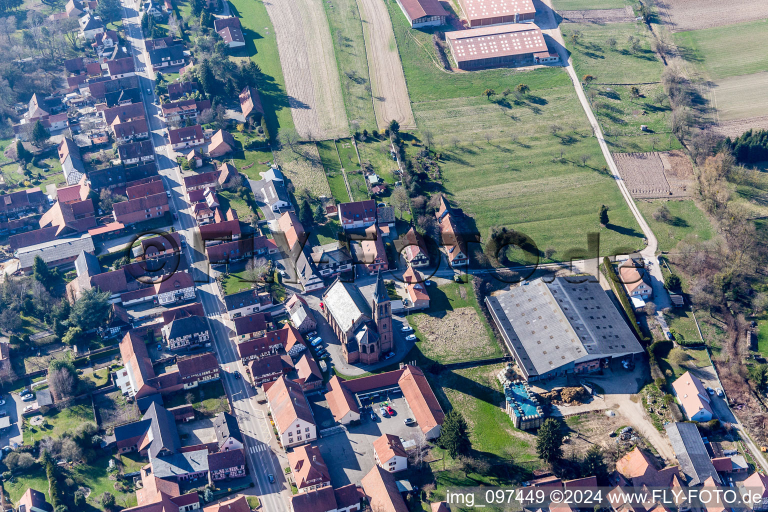 Vue aérienne de Bâtiment de l'Eglise Saint Jean au centre du village à Betschdorf dans le département Bas Rhin, France