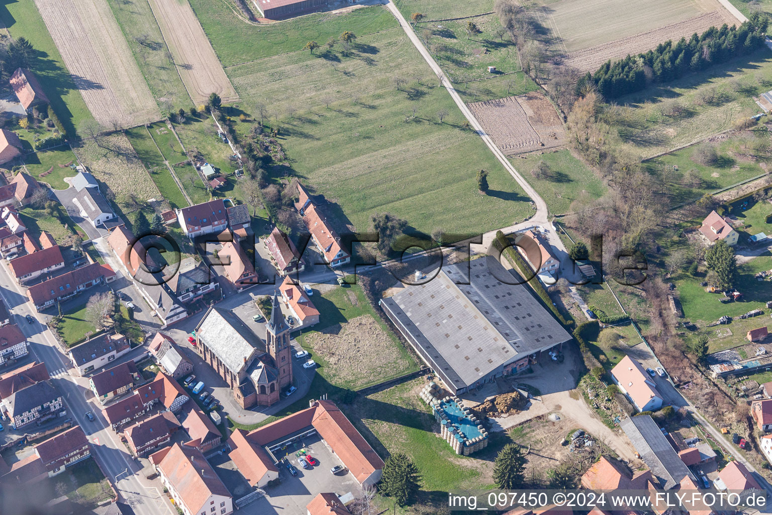 Photographie aérienne de Bâtiment d'église au centre du village à Betschdorf dans le département Bas Rhin, France