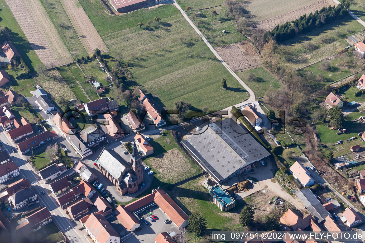 Vue oblique de Bâtiment d'église au centre du village à Betschdorf dans le département Bas Rhin, France