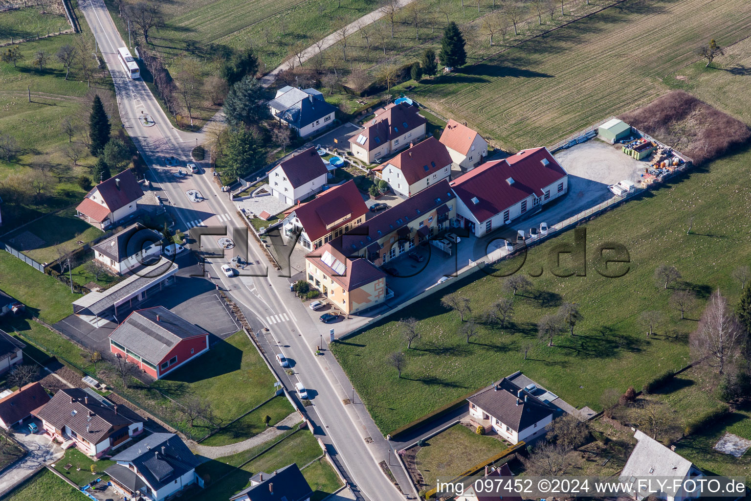 Vue aérienne de Centre commercial Scé Henri Strohm à Betschdorf dans le département Bas Rhin, France