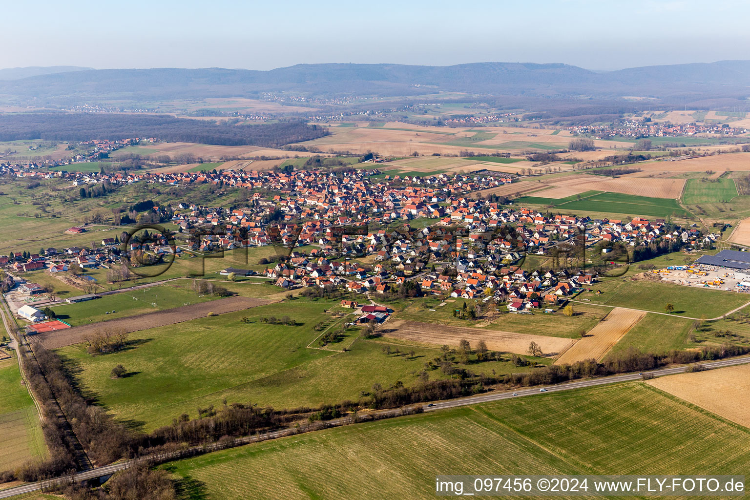 Vue aérienne de Vue des rues et des maisons des quartiers résidentiels à Surbourg dans le département Bas Rhin, France