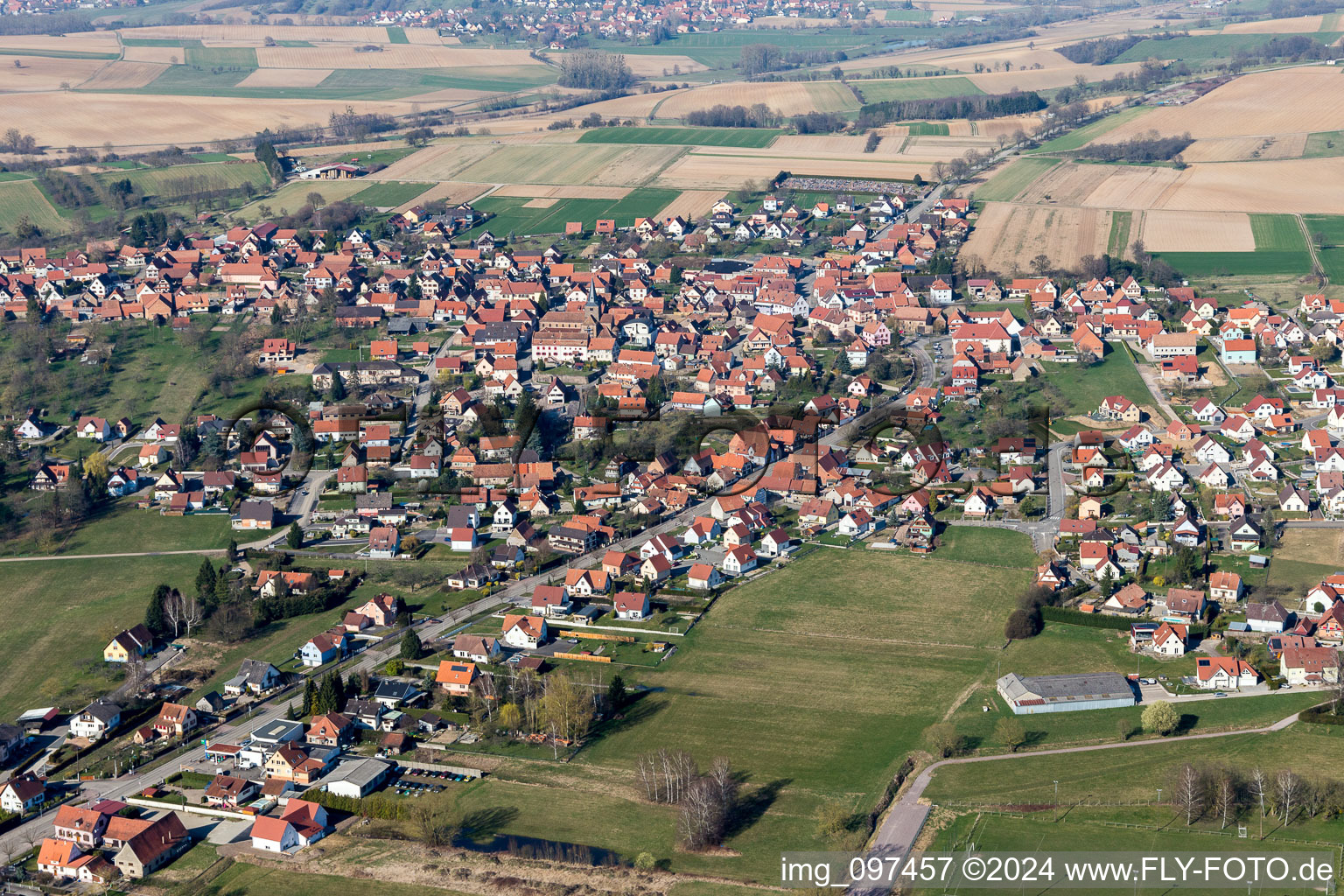 Vue aérienne de Vue des rues et des maisons des quartiers résidentiels à Surbourg dans le département Bas Rhin, France