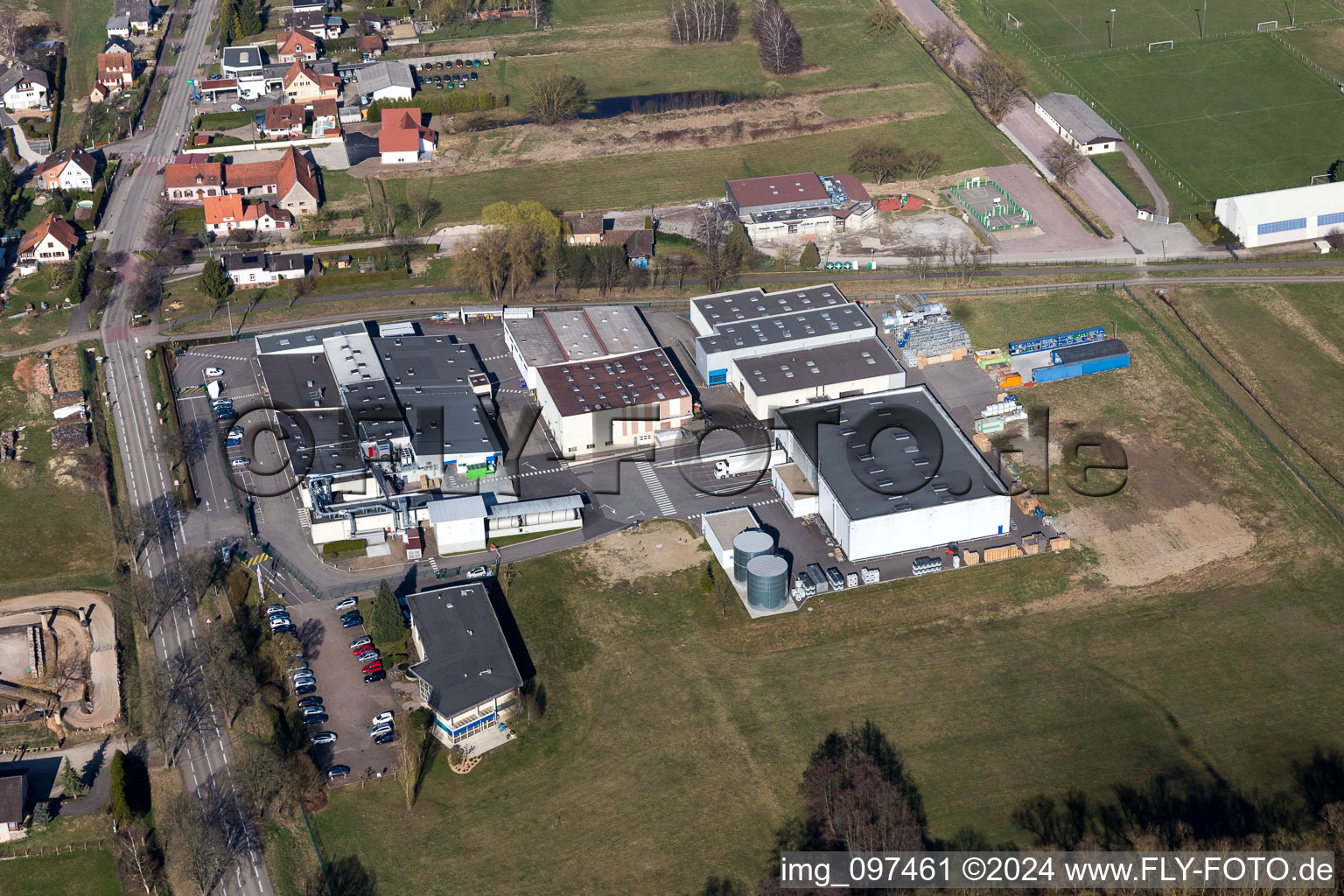 Vue aérienne de Locaux de la brasserie HB Fuller Adhésifs à Surbourg dans le département Bas Rhin, France