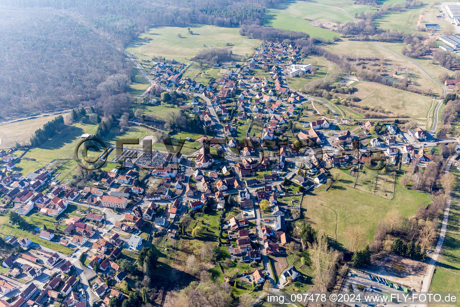 Vue aérienne de Vue des rues et des maisons des quartiers résidentiels à Mertzwiller dans le département Bas Rhin, France