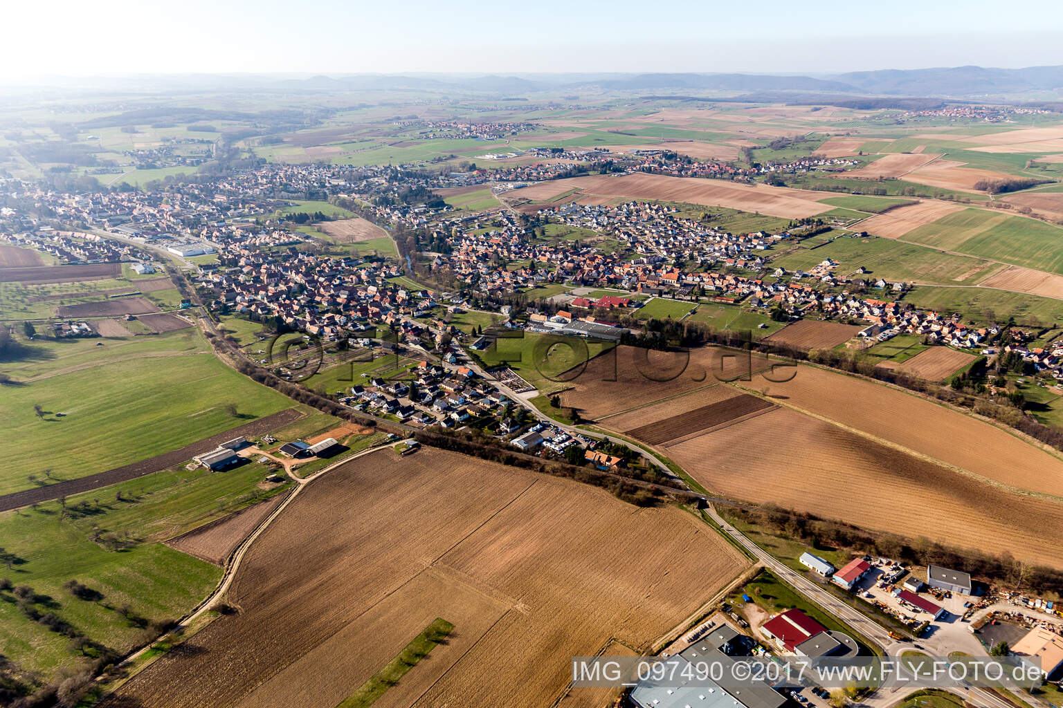 Vue aérienne de Niedermodern dans le département Bas Rhin, France