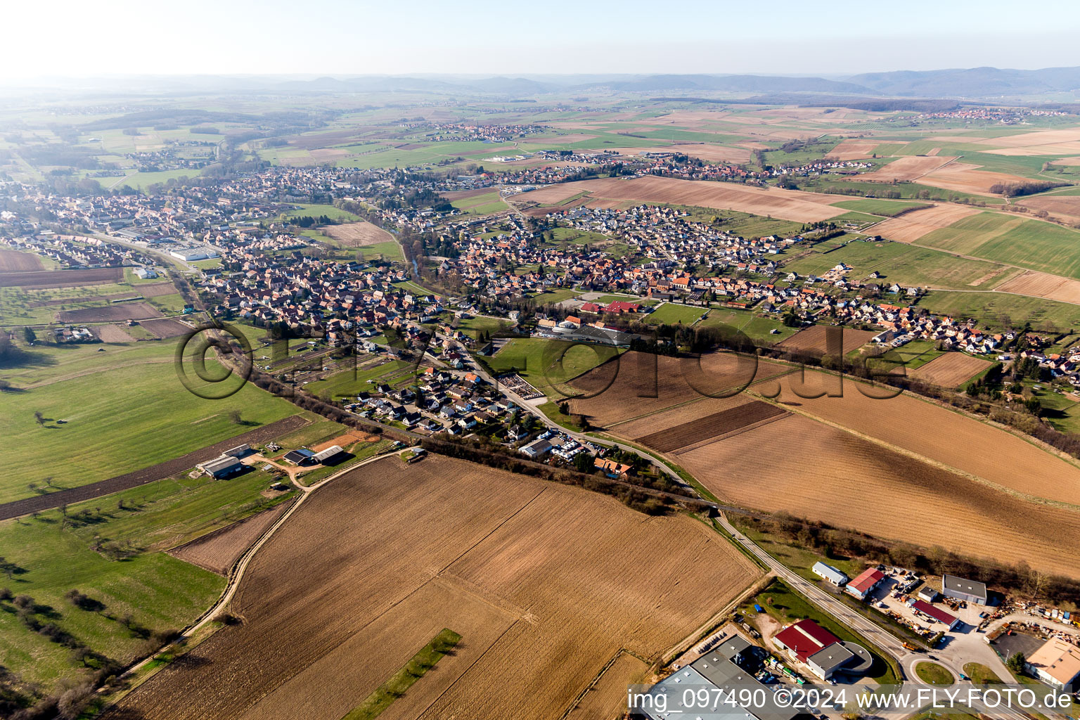 Vue aérienne de Niedermodern dans le département Bas Rhin, France