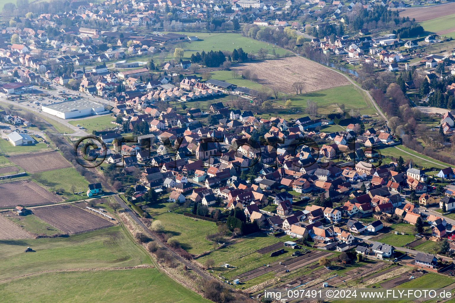 Vue aérienne de Niedermodern dans le département Bas Rhin, France