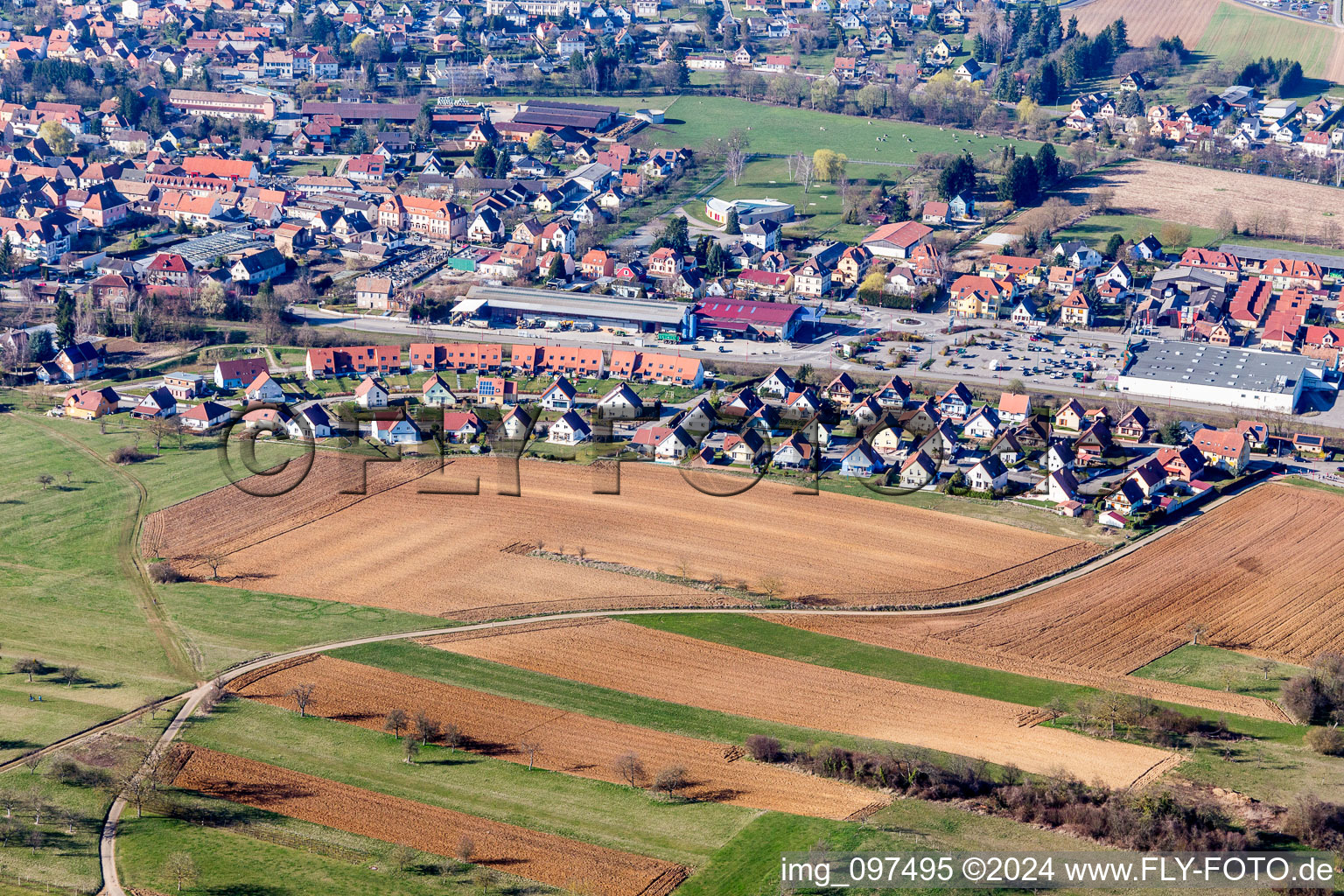 Vue aérienne de Zone de peuplement à Niedermodern dans le département Bas Rhin, France