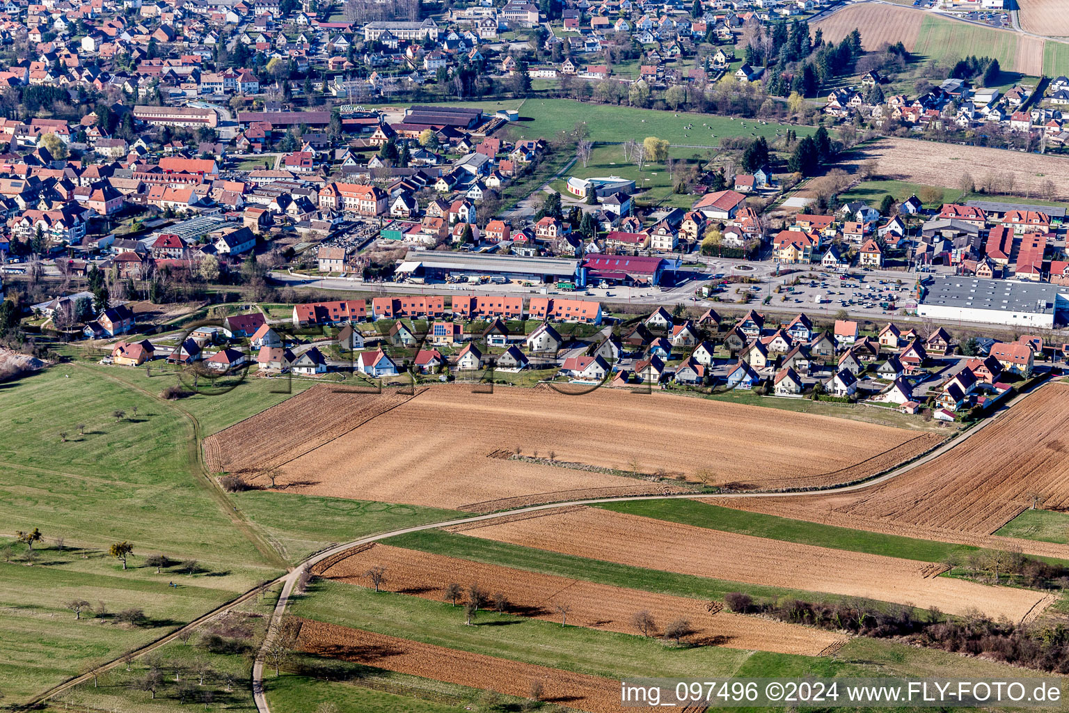 Vue aérienne de Zone de peuplement à Niedermodern dans le département Bas Rhin, France