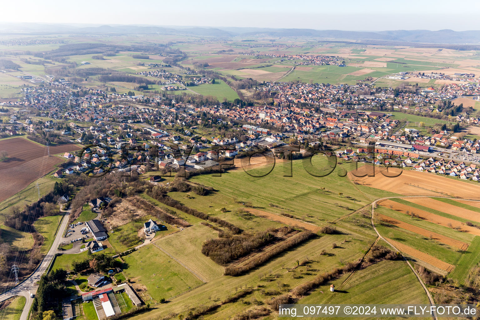 Vue aérienne de Pfaffenhoffen à Val-de-Moder dans le département Bas Rhin, France