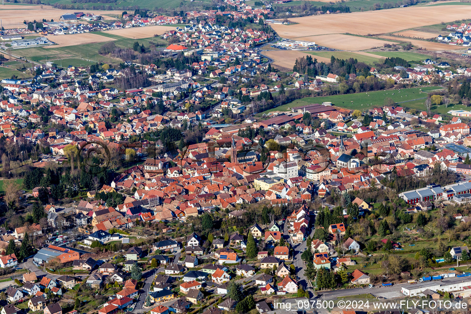 Vue aérienne de Pfaffenhoffen à Val-de-Moder dans le département Bas Rhin, France