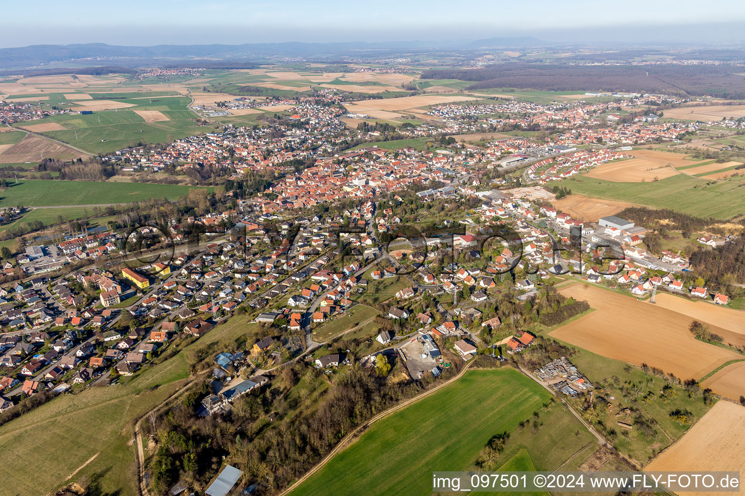 Vue aérienne de Pfaffenhoffen à Val-de-Moder dans le département Bas Rhin, France