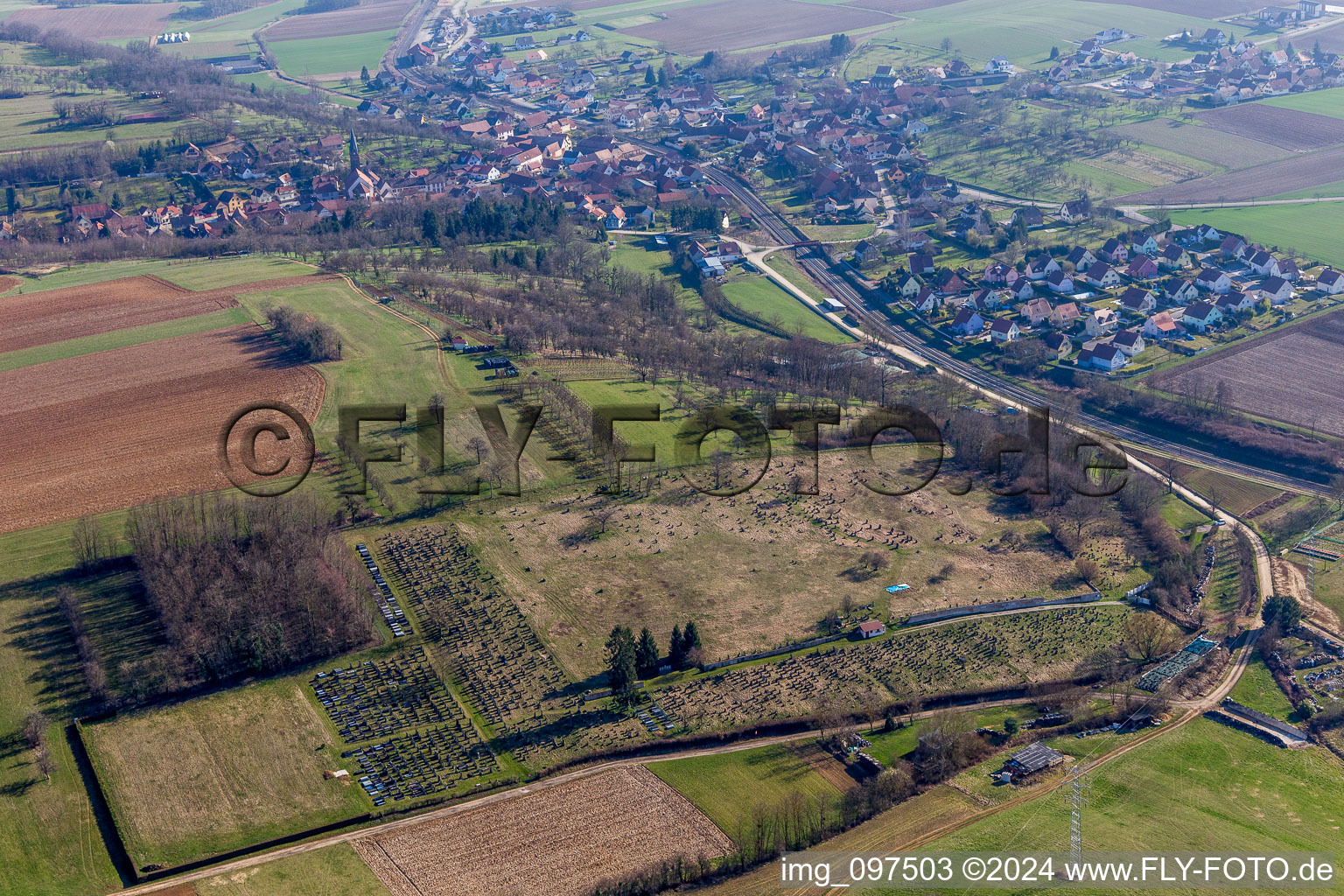 Vue aérienne de Cimetière à Ettendorf dans le département Bas Rhin, France