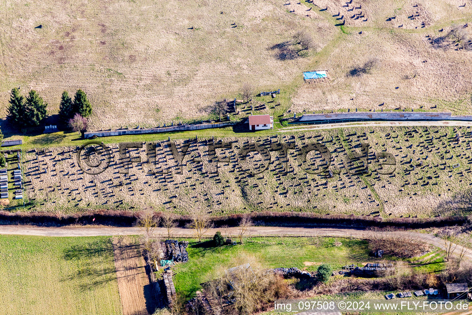 Cimetière à Ettendorf dans le département Bas Rhin, France d'en haut