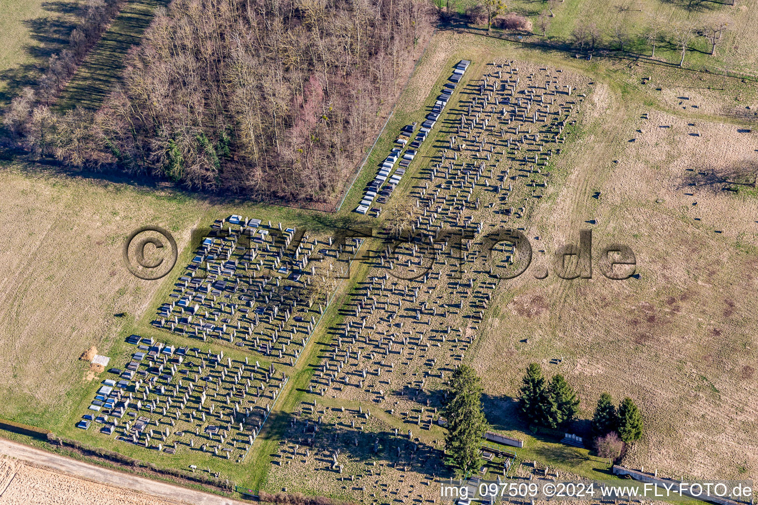 Cimetière à Ettendorf dans le département Bas Rhin, France hors des airs