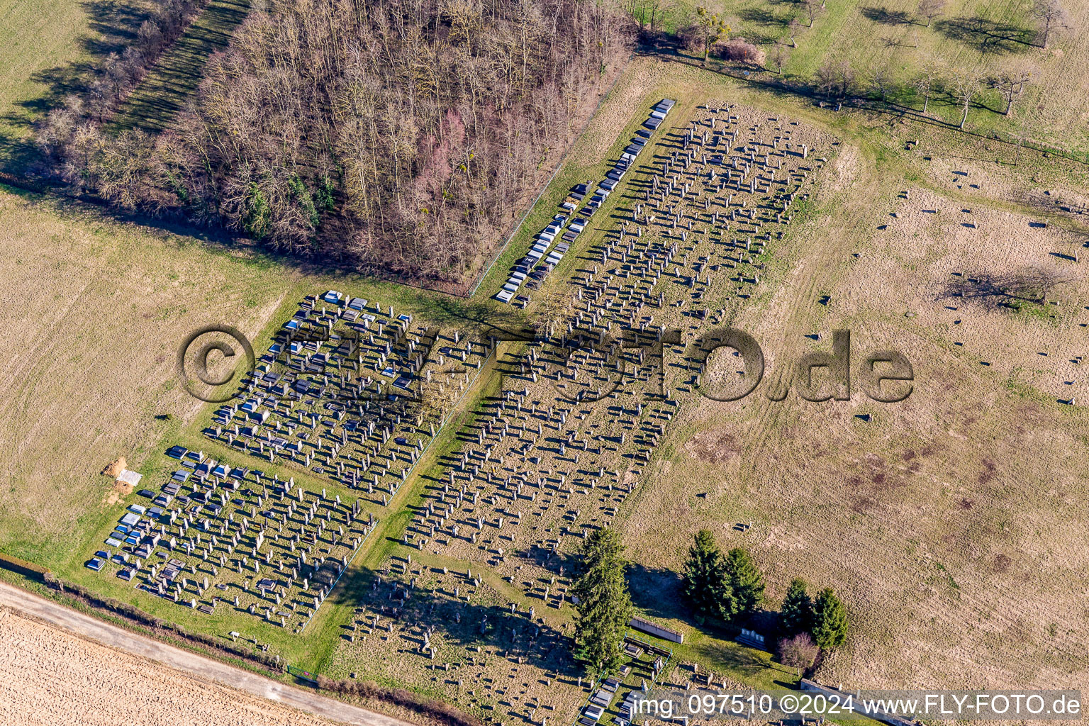 Cimetière à Ettendorf dans le département Bas Rhin, France vue d'en haut