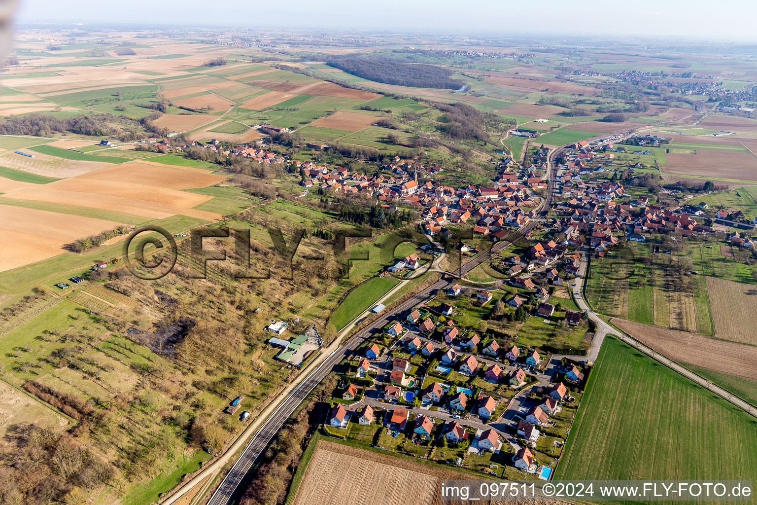 Vue aérienne de Rail, voie et caténaire de la ligne TGV Strasbourg-Paris du réseau SNCF via Ettendorf à Ettendorf dans le département Bas Rhin, France