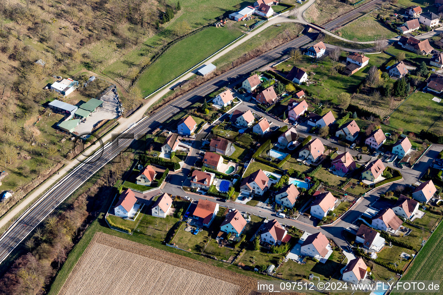 Vue aérienne de Rail, voie et caténaire de la ligne TGV Strasbourg-Paris du réseau SNCF via Ettendorf à Ettendorf dans le département Bas Rhin, France