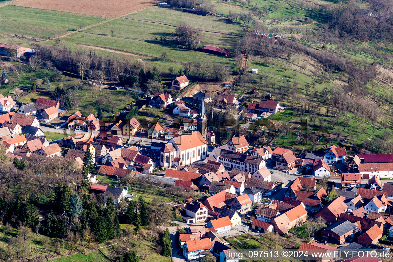 Vue aérienne de Bâtiment d'église au centre du village à Ettendorf dans le département Bas Rhin, France