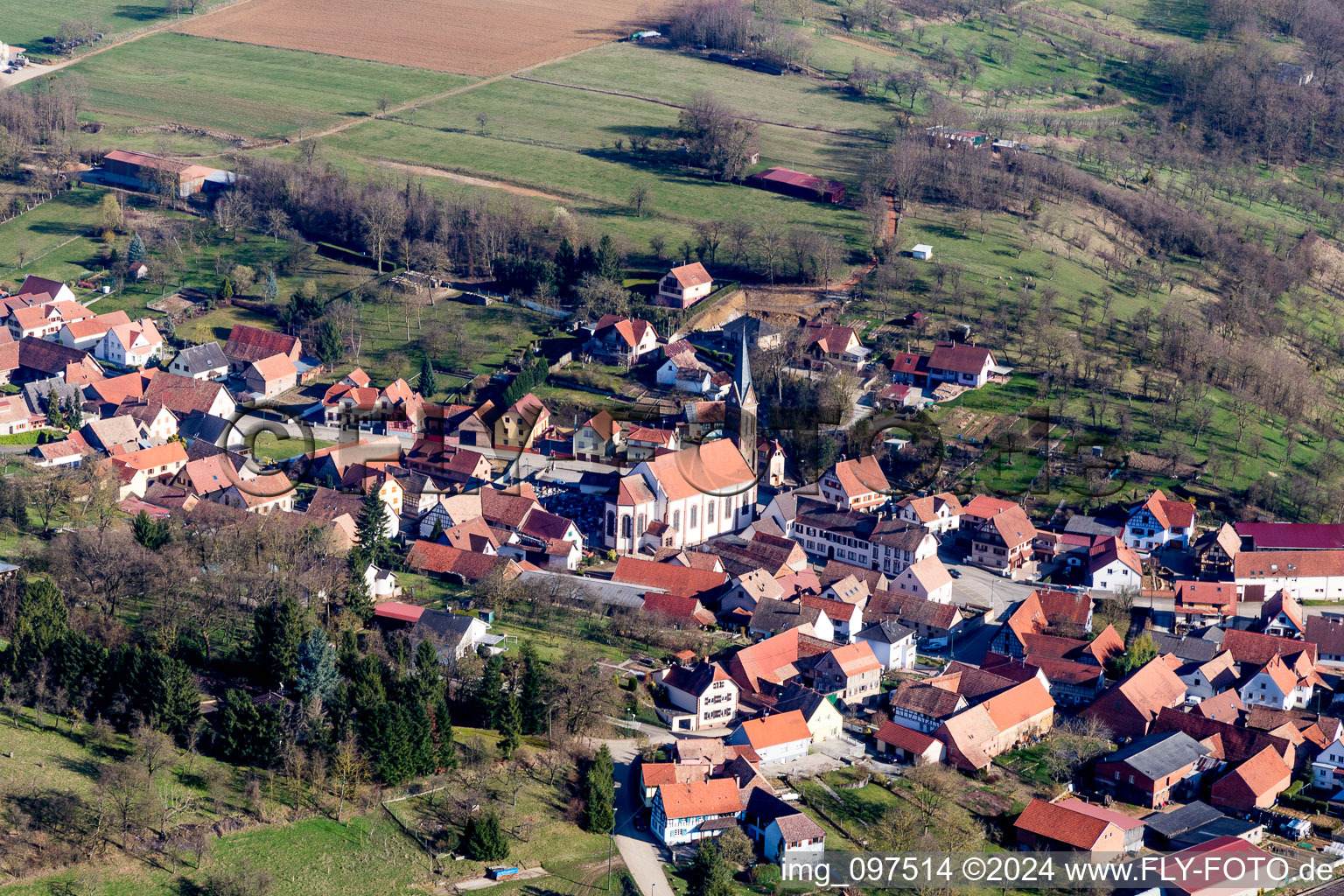 Vue aérienne de Bâtiment d'église au centre du village à Ettendorf dans le département Bas Rhin, France