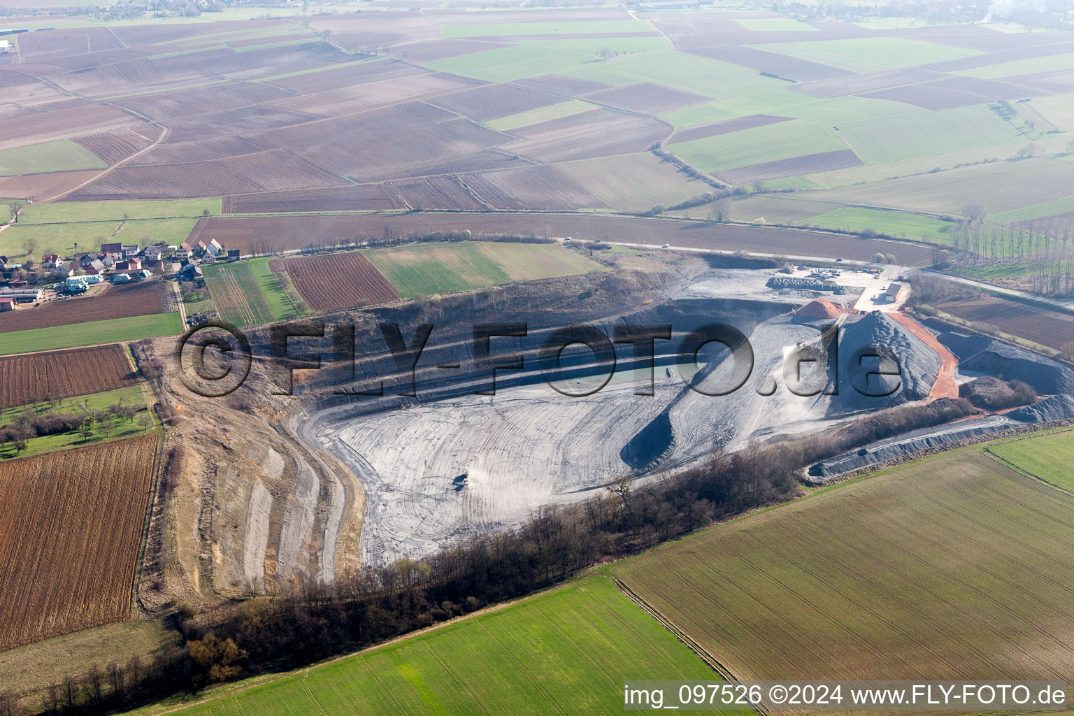 Vue aérienne de Terrain et zones de déblais de la mine de gravier à ciel ouvert à Lixhausen dans le département Bas Rhin, France